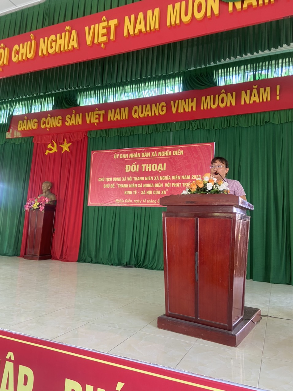 Đồng chí Lương Thị Thanh Xuân, Công chức Tư pháp - Hộ tịch tuyên truyền Luật phòng chống Bạo lực gia đình.