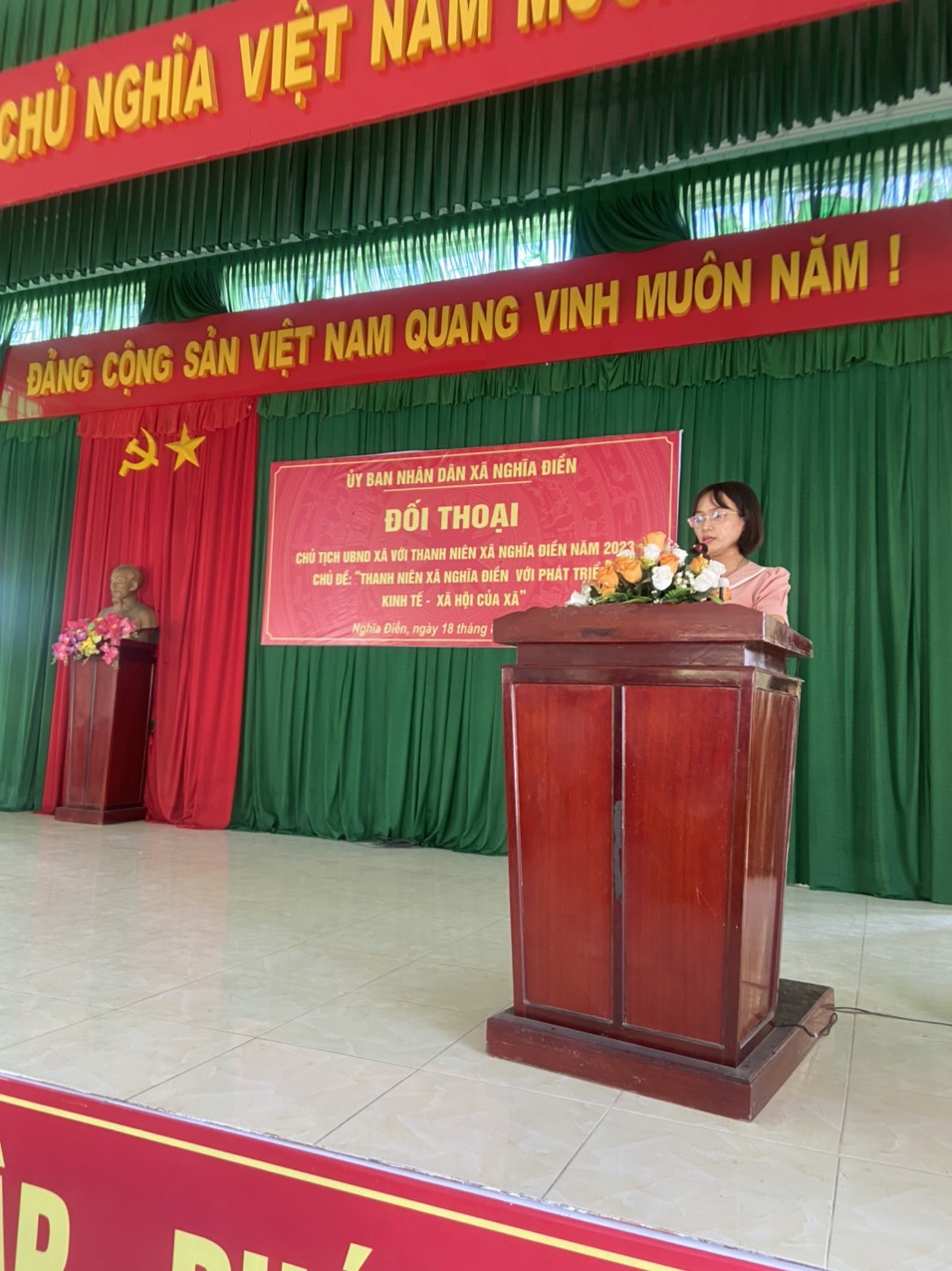 Đồng chí Nguyễn Thị Huệ, Công chức Văn phòng - Thống kê tuyên truyền dịch vụ công trực tuyến, chuyển đổi số