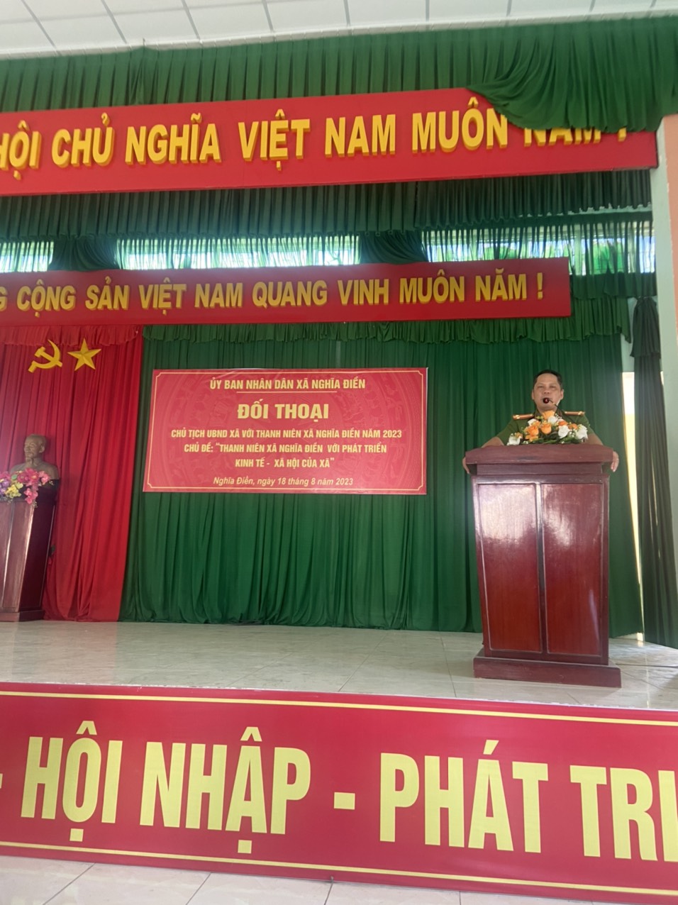 Đồng chí Nguyễn Ngọc Chí, Trưởng Công an xã tham gia thảo luận với thanh niên