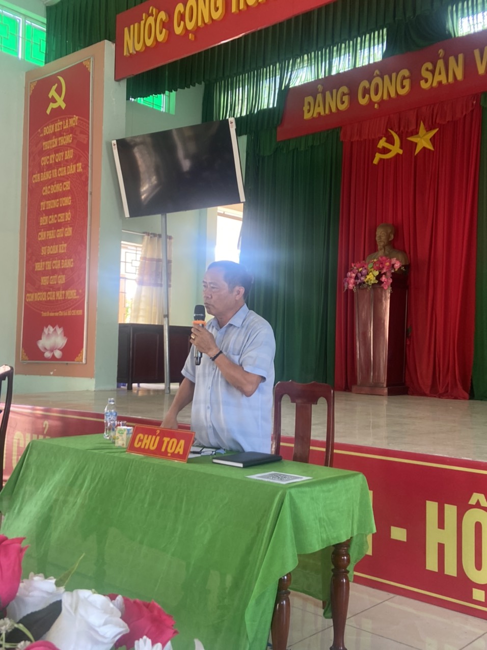 Đồng chí Nguyễn Quang Lâm, Chủ tịch UBND xã trao đổi với các Đại biểu Thanh niên xã một số ý kiến được Đại biểu đặt ra tại buổi đối thoại