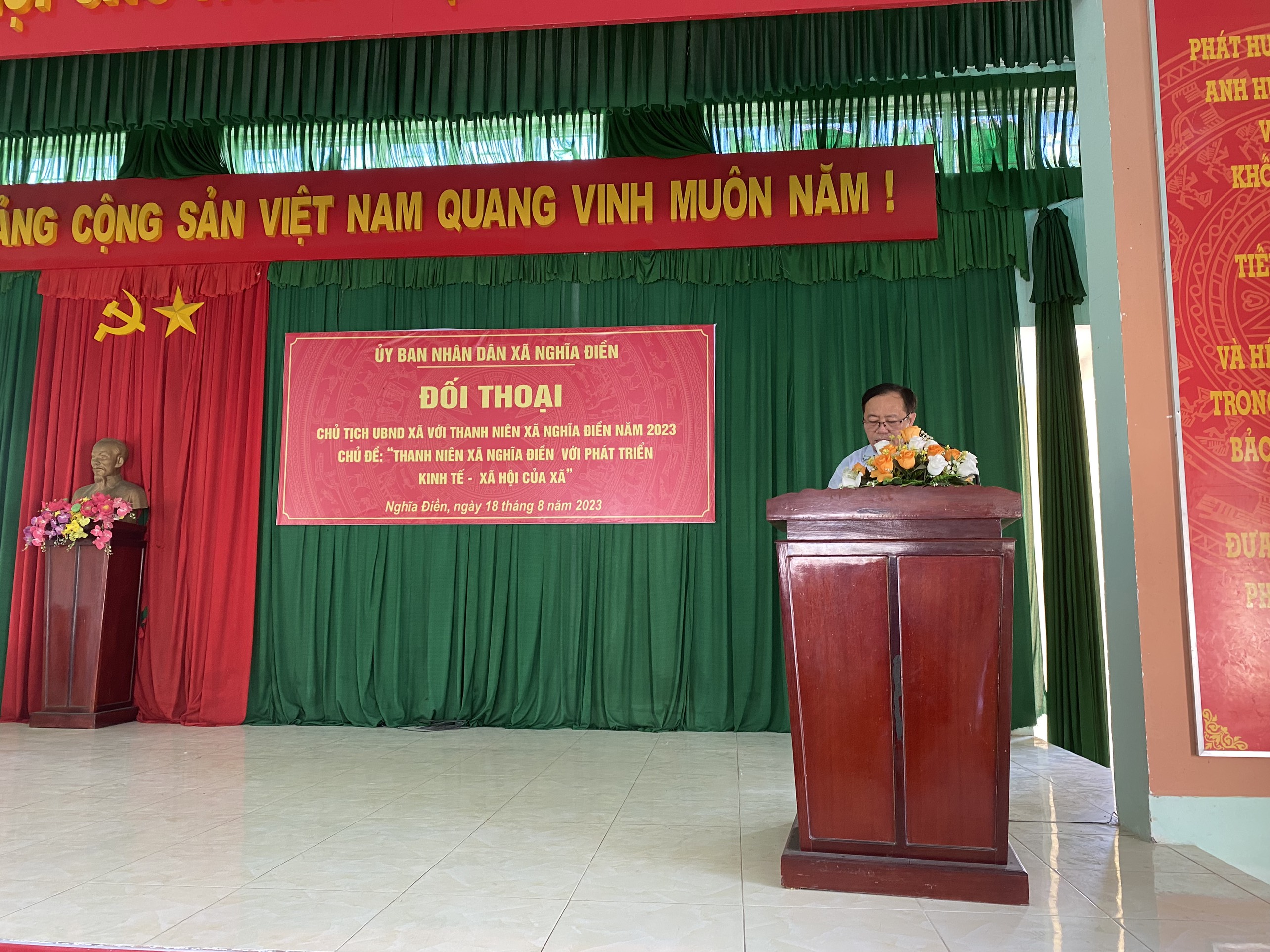 Đồng chí Nguyễn Quang Lâm, Chủ tịch UBND xã phát biểu kết luận Hội nghị đối thoại
