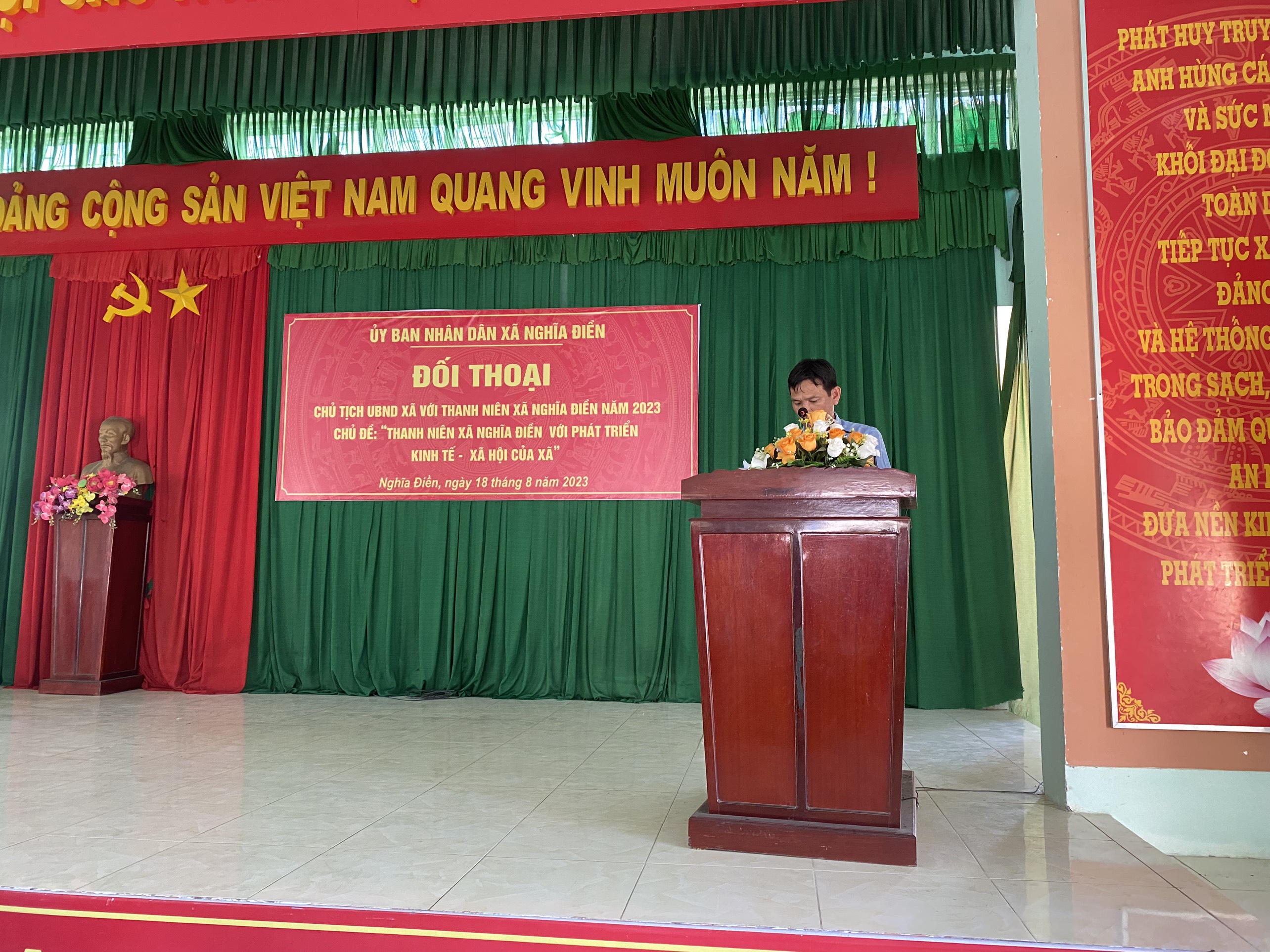 Đồng chí Nguyễn Tiến, Phó Chủ tịch UBND xã thông qua báo cáo tình hình kinh tế - xã hội