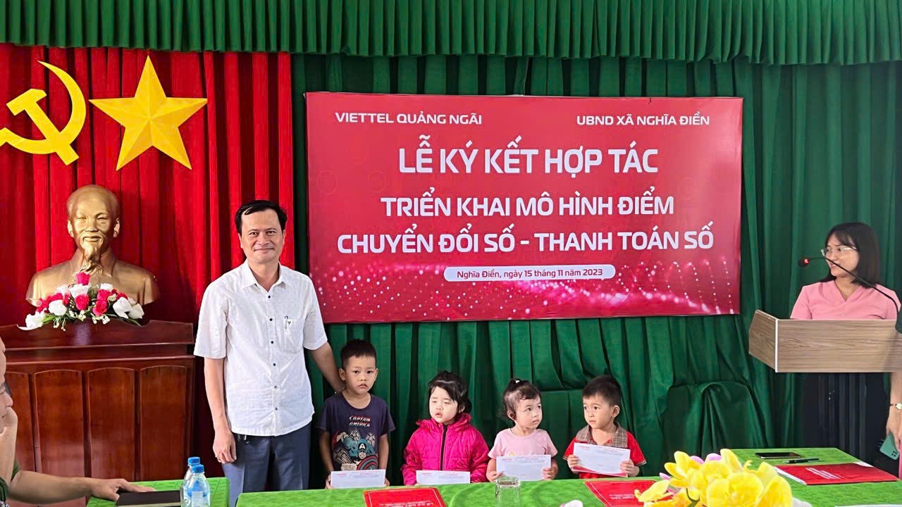 Viettel Quảng Ngãi trao quà cho các em học sinh có hoàn cảnh khó khăn trường Mầm non
