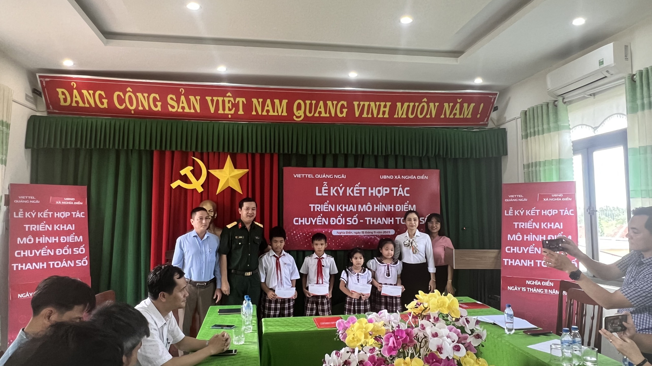 Viettel Quảng Ngãi trao quà cho các em học sinh có hoàn cảnh khó khăn trường Tiểu học Nghĩa Điền