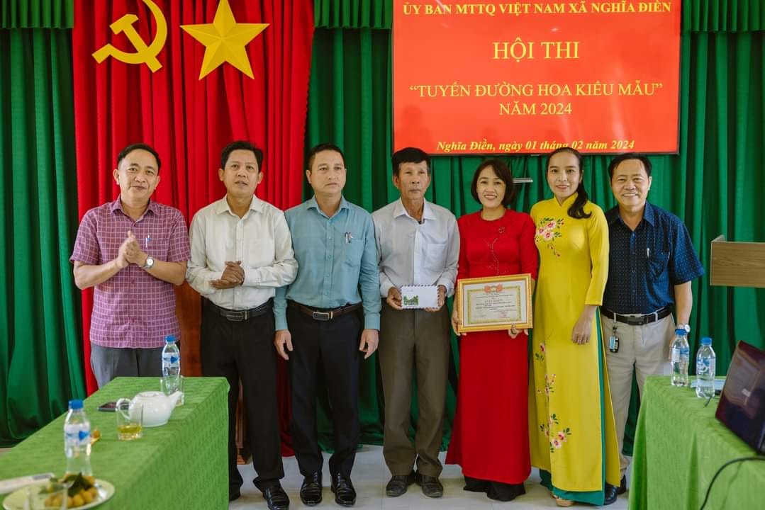Ban tổ chức trao giải nhất cho thôn Điền Long