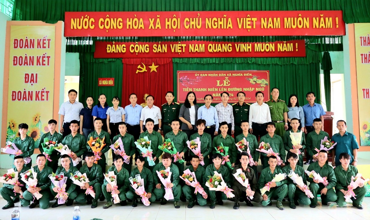 Các đại biểu chụp hình lưu niệm cùng 27 thanh niên xã Nghĩa Điền trước ngày tòng quân