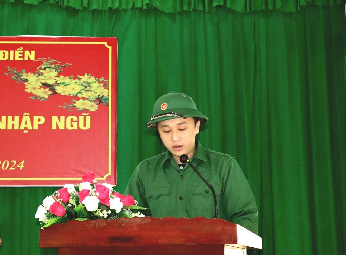 Thanh niên Nguyễn Thanh Tuấn phát biểu cảm nghĩ trước khi lên đường nhập ngũ Các đại biểu chụp hình lưu niệm cùng 27 thanh niên xã Nghĩa Điền trước ngày tòng quân