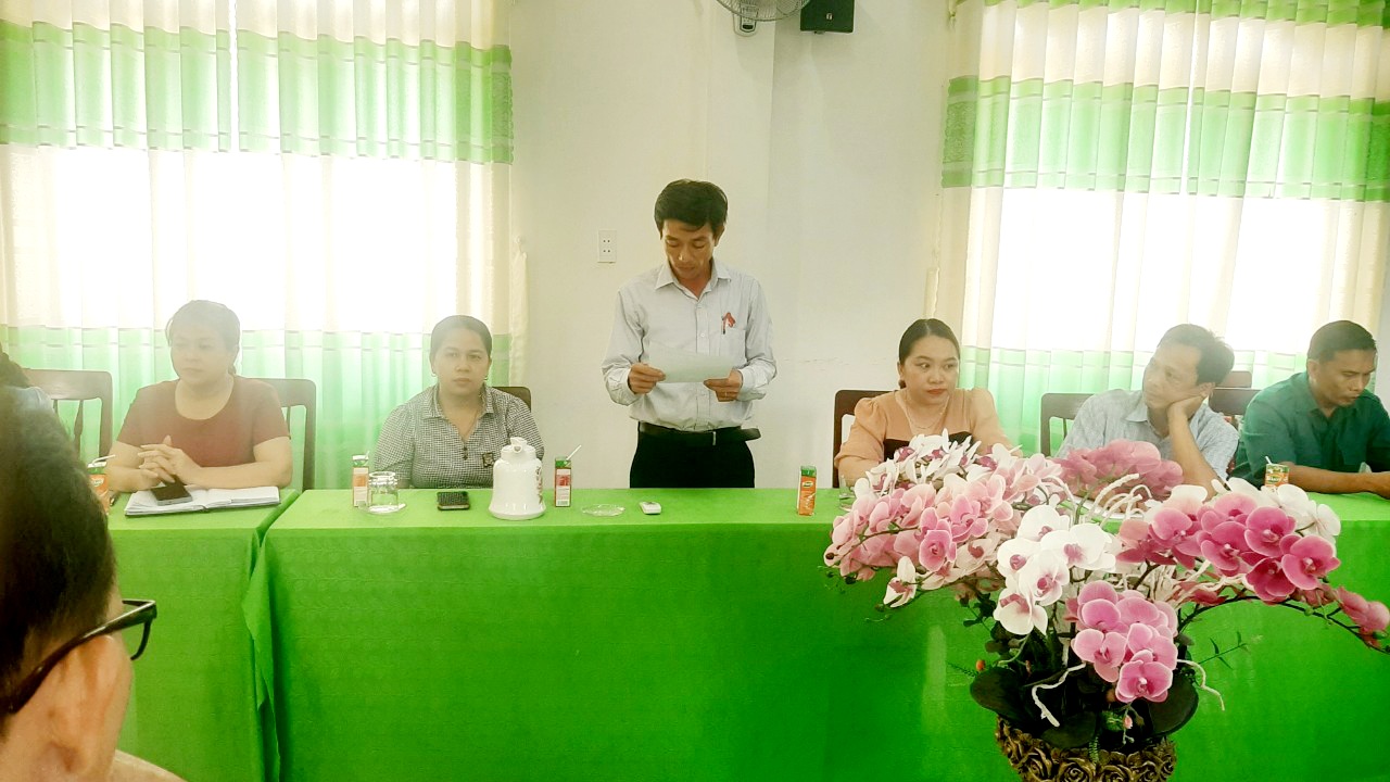 Đồng chí Trần Xuân Hương, Trưởng ban Kinh tế - Xã hội xã báo cáo thẩm tra các Tờ trình, dự thảo Nghị quyết