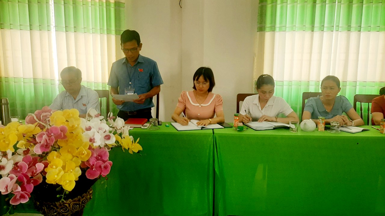 Đồng chí Nguyễn Tiến - Phó Chủ tịch UBND xã thông qua các tờ trình, dự thảo Nghị quyết