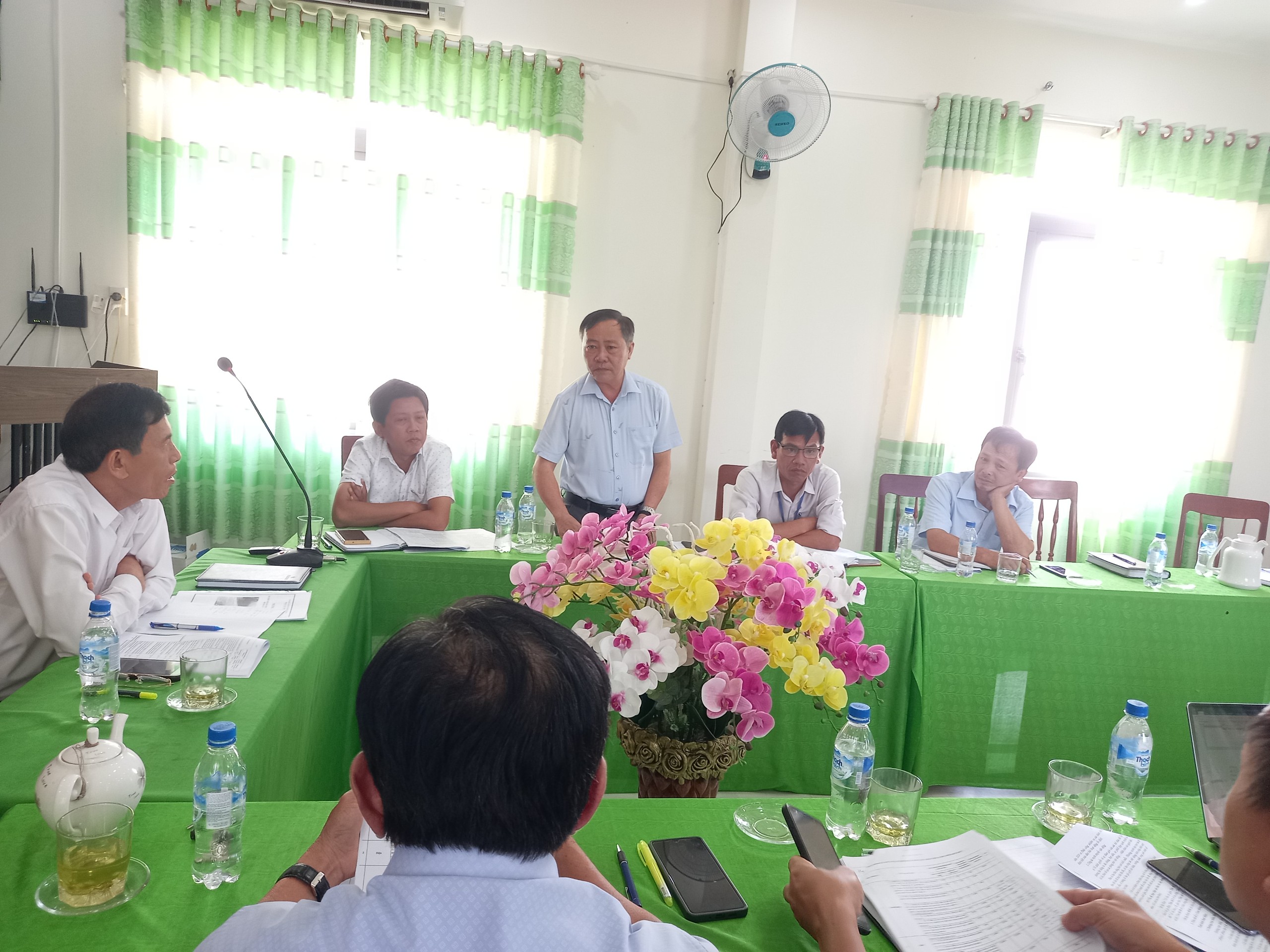 Đồng chí Nguyễn Quang Lâm - Chủ tịch UBND xã phát biểu tại cuộc họp
