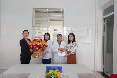 Lãnh đạo xã thăm và chúc mừng nhân ngày thầy thuốc Việt Nam 27-2 tại Trạm y tế xã Nghĩa Điền